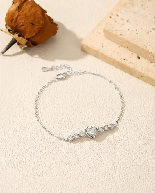 Moissanit Herz Armband aus 925 Sterlingsilber – 0,8 ct Herzschliff in Zargenfassung, zartes Gliederarmband für Damen