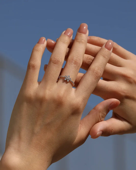 Moissanit Ring – zarte Blüte mit 5 Steinen in Pavé-Fassung, D-Farbe VVS, 925er Sterlingsilber, Geschenk für Sie