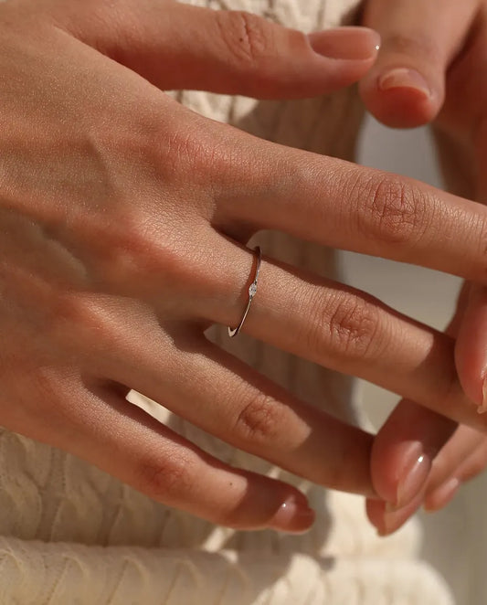 Moissanit Ring – Zarter Stapelring mit Marquise-Schliff in D-Farbe, minimalistischer Ring aus 925er Sterlingsilber für Damen
