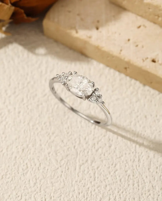 Moissanit Ring mit ovalem Stein – 1 Karat in Farbe D und Reinheit VVS aus 925 Sterlingsilber, Zirkonia an den Schultern, Größen 5-9