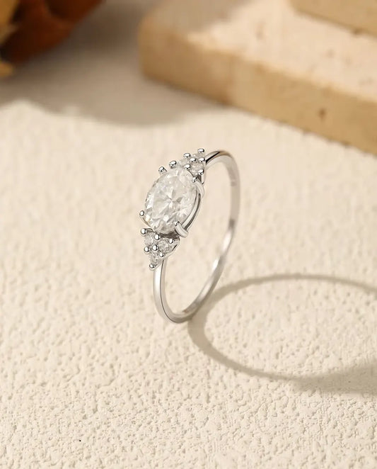 Moissanit Ring mit ovalem Stein – 1 Karat in Farbe D und Reinheit VVS aus 925 Sterlingsilber, Zirkonia an den Schultern, Größen 5-9