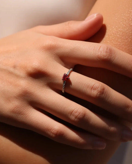 Moissanit Ring – 0,5ct rotes Herz im Herz-Schliff, D-Farbe VVS1, Milgrain-Schiene mit Zirkonia, 925er Sterlingsilber