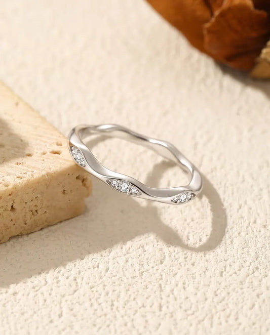 Moissanit Ring wellig aus 925 Sterlingsilber - auf der Kante einer Travertinplatte