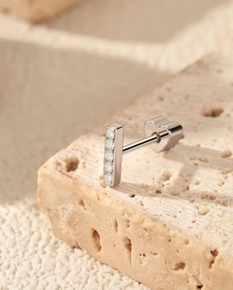 Moissanit Stab Ohrstecker mit fünf Steinen aus 925 Sterlingsilber - auf der Kante einer Travertinplatte stehend
