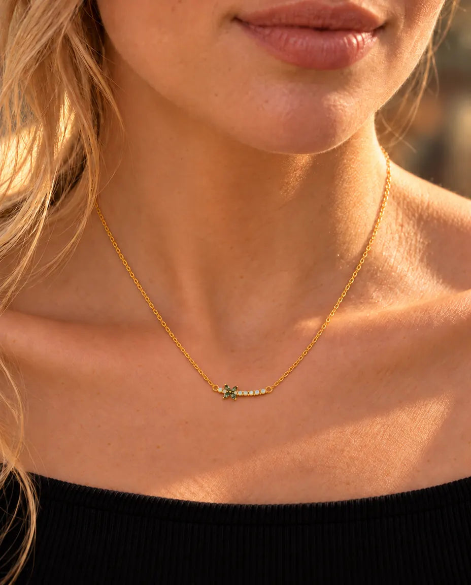 Moosachat Blumen Kette aus vergoldetem 925 Sterlingsilber - am Model getragen, Nahaufnahme am Schlüsselbein