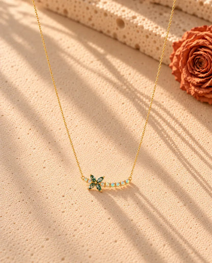 Moosachat Blumen Kette aus vergoldetem 925 Sterlingsilber - die ganze Kette in einem langen V auf heller Strukturfläche