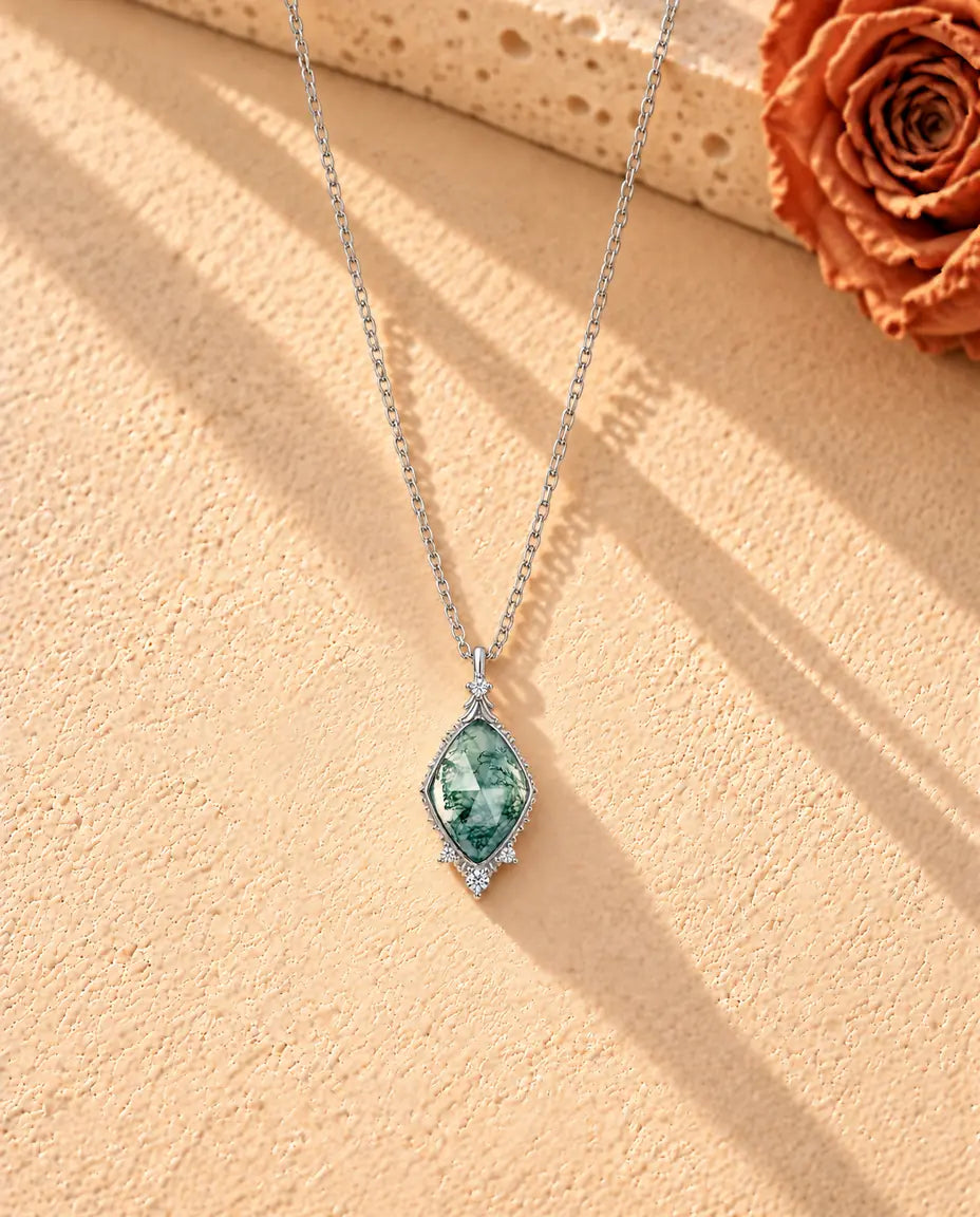 Moosachat Kette in Rautenform aus 925 Sterlingsilber - die ganze Kette in einem langen V auf heller Strukturfläche