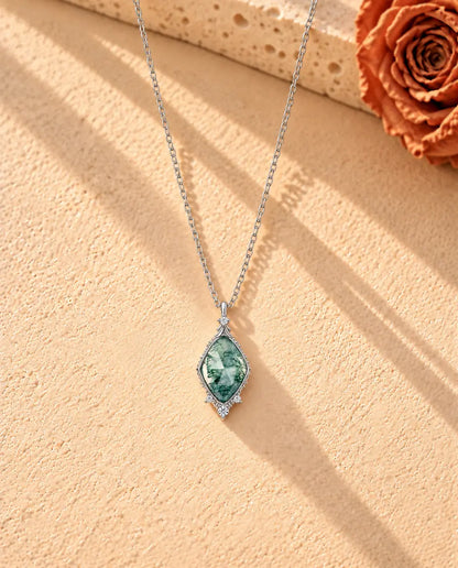 Moosachat Kette in Rautenform aus 925 Sterlingsilber - die ganze Kette in einem langen V auf heller Strukturfläche
