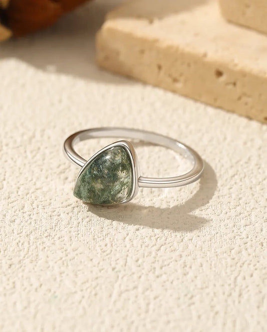 Moosachat Ring – Dreieck-Solitär in Zargenfassung, natürlicher Moosachat, zarte 925er-Silberschiene, Geschenk für Sie