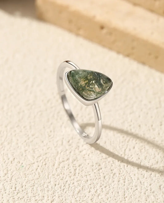 Moosachat Ring – Dreieck-Solitär in Zargenfassung, natürlicher Moosachat, zarte 925er-Silberschiene, Geschenk für Sie
