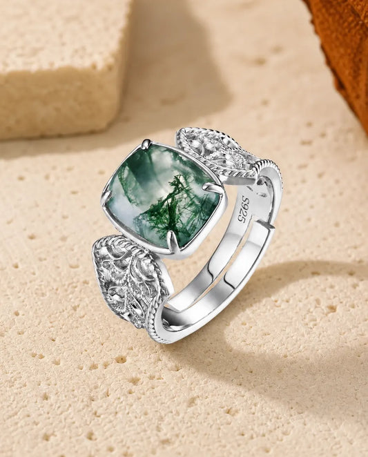 Moosachat Ring – großer Cabochon im Kissenschliff mit filigraner Ringschiene, 925er Sterlingsilber, größenverstellbarer Cocktailring