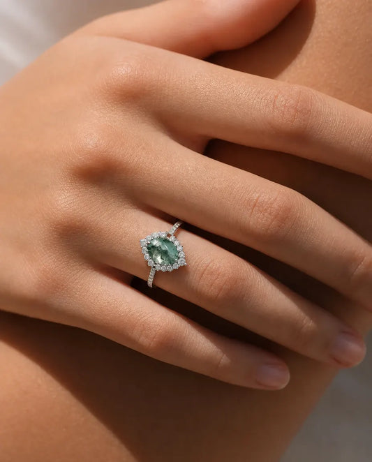 Moosachat Ring – facettierter ovaler Stein mit Zirkonia-Halo und Pavé-Schiene, 925er Sterlingsilber, Verlobungsring