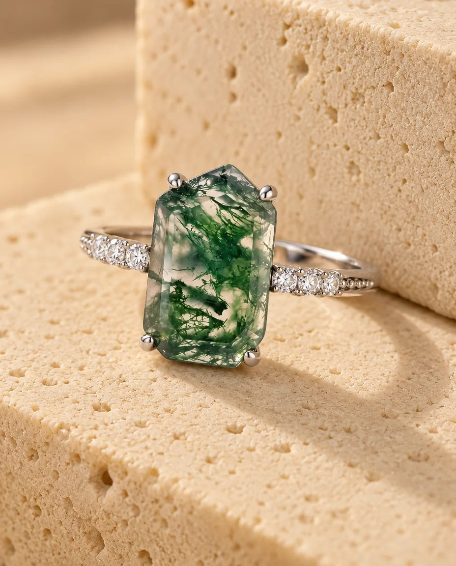 Moosachat Ring - auf einem Travertinblock präsentiert