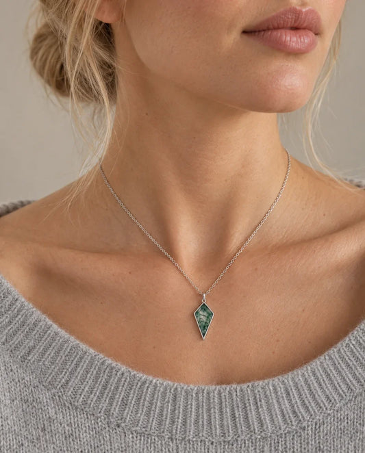 Moosachat Ring & Kette Set - von einem Model getragen