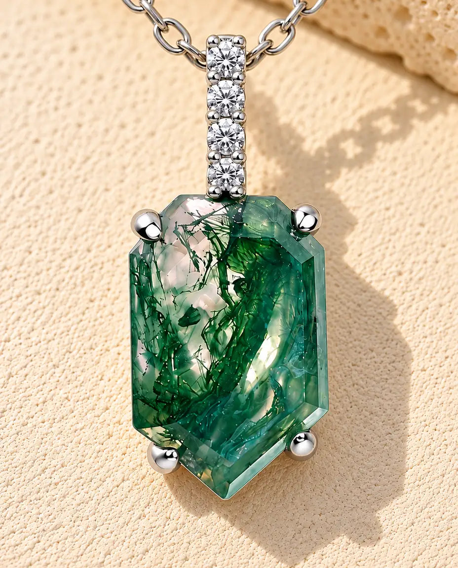 Moosachat Kette mit Schild-Anhänger aus 925 Sterlingsilber - auf heller Strukturfläche neben einem Travertinblock liegend
