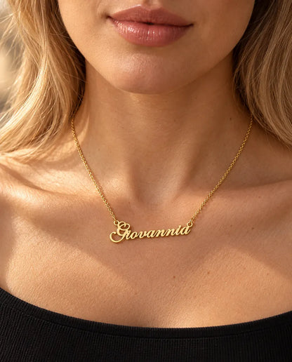 Namenskette mit Wunschname aus 925 Sterlingsilber - in Gold von einem Model getragen