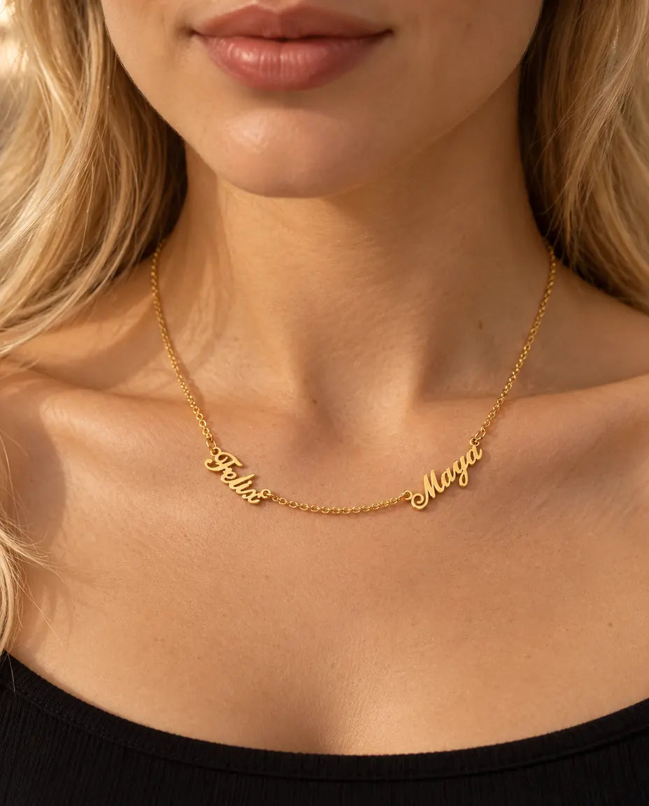 Namenskette mit zwei Namen aus 925 Sterlingsilber - in Gold von einem Model getragen