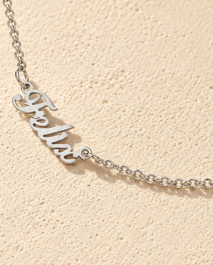 Namenskette mit zwei Namen aus 925 Sterlingsilber - Nahaufnahme des ausgeschnittenen Namens