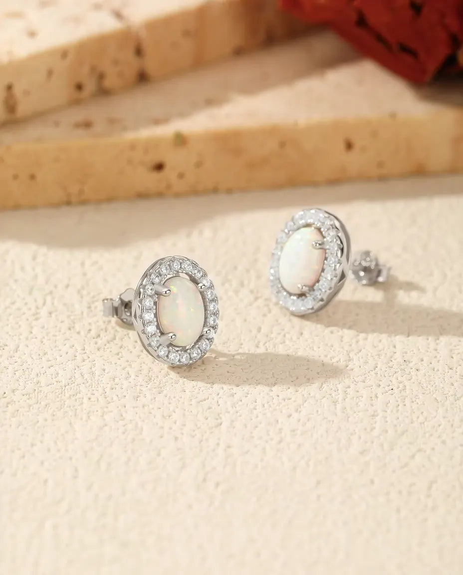 Opal Ohrstecker aus 925 Sterlingsilber – Ovaler weißer Opal (im Labor gezüchtet), 5 x 7 mm, mit Halo aus Zirkonia, Krappenfassung, Geschenk für Sie
