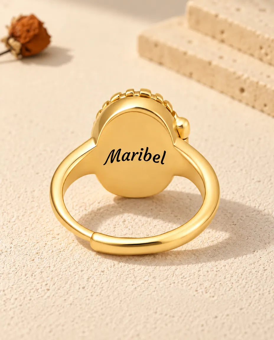 Rückseite des ovalen Medaillon-Rings mit dem gravierten Namen Maribel