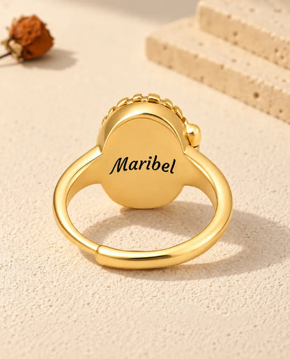 Rückseite des ovalen Medaillon-Rings mit dem gravierten Namen Maribel