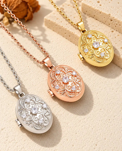 Ovale Filigran-Medaillons in Silber, Roségold und Gold diagonal auf cremefarbenem Putz