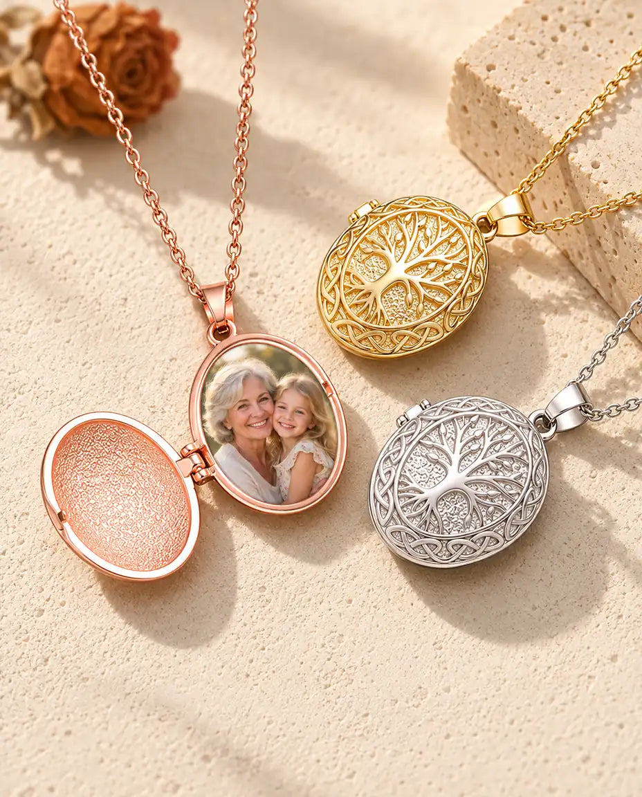 Geöffnetes roségoldfarbenes Lebensbaum-Medaillon mit Foto von Großmutter und Enkelin, daneben goldfarben und silberfarben