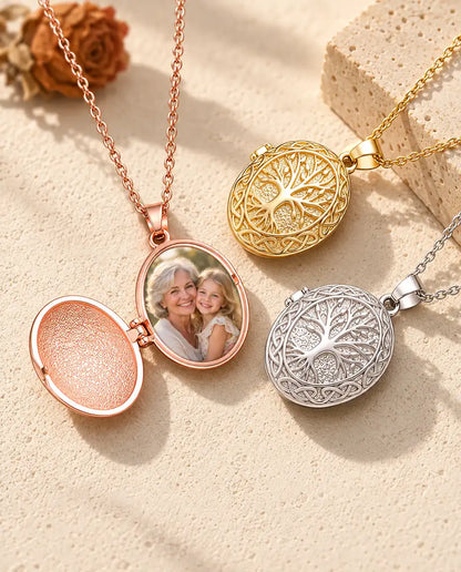 Geöffnetes roségoldfarbenes Lebensbaum-Medaillon mit Foto von Großmutter und Enkelin, daneben goldfarben und silberfarben