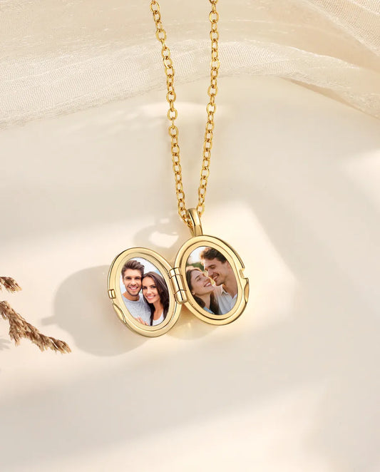 Personalisiertes ovales Medaillon mit 2 Fotos – Mond & Stern in Kristall-Pavé, Kette in Gold
