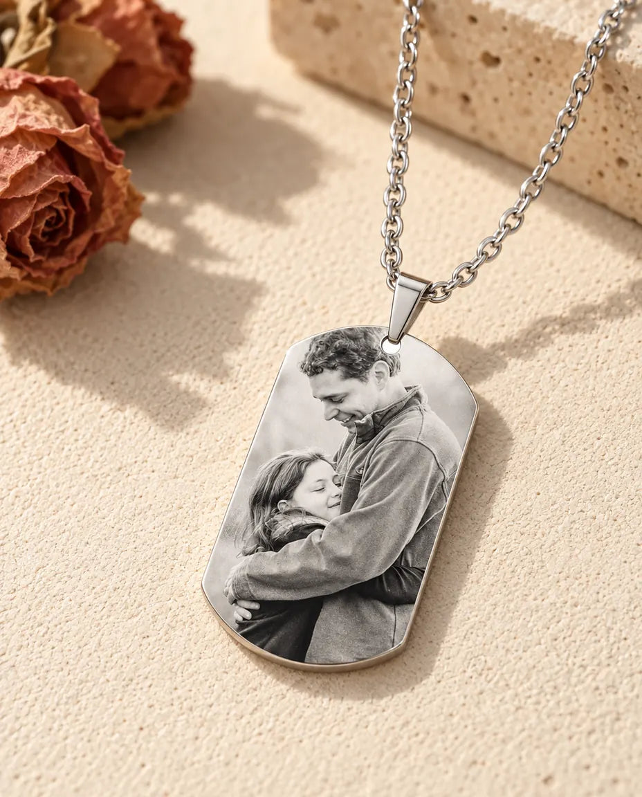 Papa Foto-Kette aus Titanstahl mit schwarz-weiß gelasertem Foto von Vater und Tochter