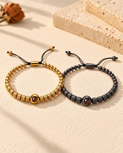 Personalisierte Partnerarmbänder mit Bild im Stein, ein 2er-Set Perlenarmbänder in goldfarben und schwarz