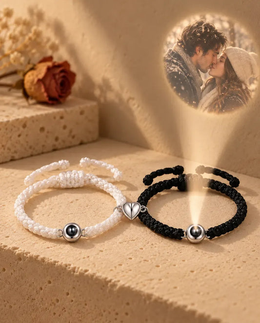 Partnerarmbänder 2er-Set mit Foto im Stein - projiziert das verborgene Foto an die Wand