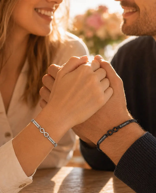 Partnerarmbänder mit Gravur - 2 Namen & Unendlichkeitszeichen - von einem Paar getragen, Hand in Hand
