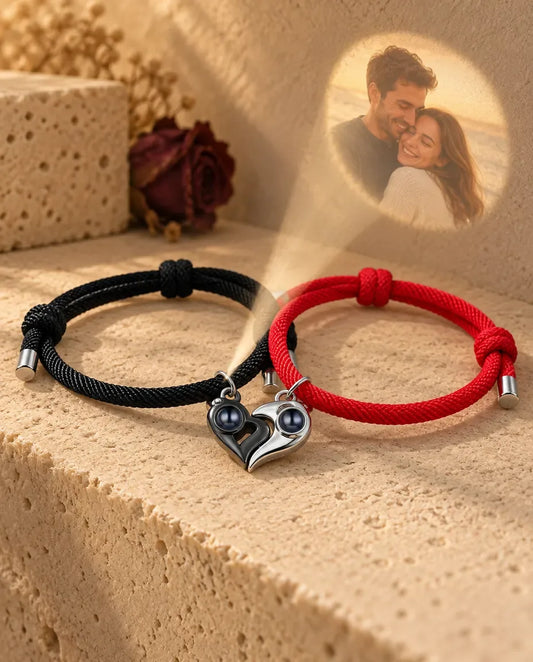 Partnerarmbänder mit Bild im Stein - projiziert das verborgene Foto an die Wand