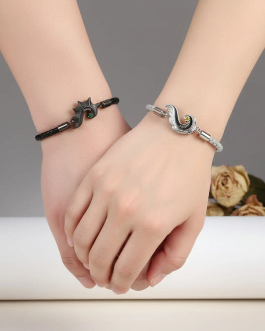 Partnerarmbänder – Drachen- und Engelsflügel mit geteiltem Herz, Leder, personalisiert mit Namen und Geburtsstein, Geschenk für Paare