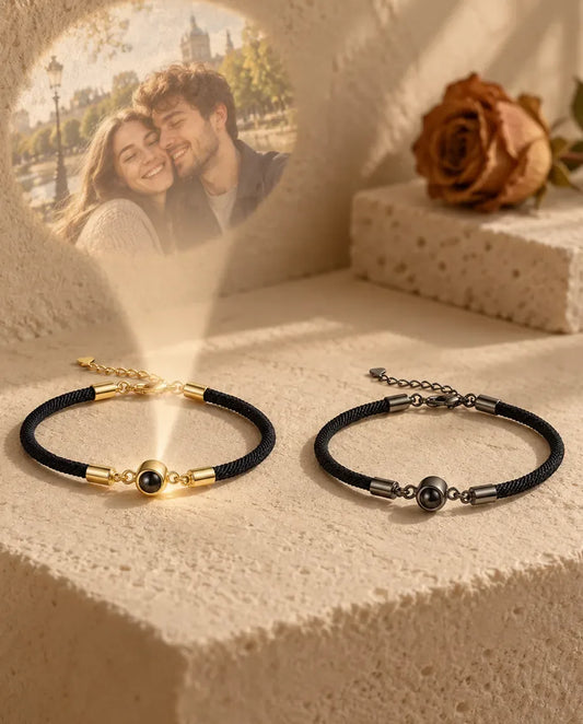 Partnerarmbänder mit Bild im Stein - projiziert das verborgene Foto an die Wand