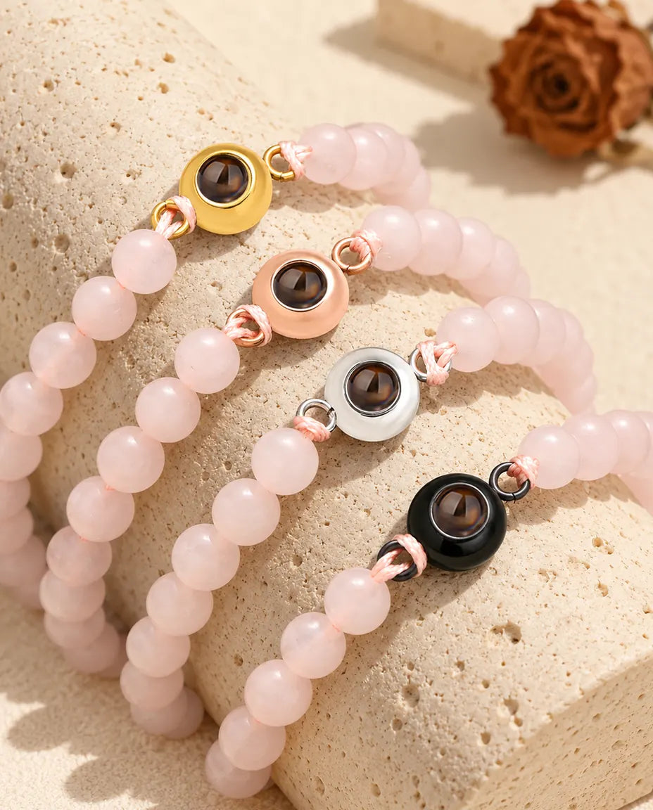 Zartrosa Perlenarmbänder mit Charm in Gold, Roségold, Silber und Schwarz