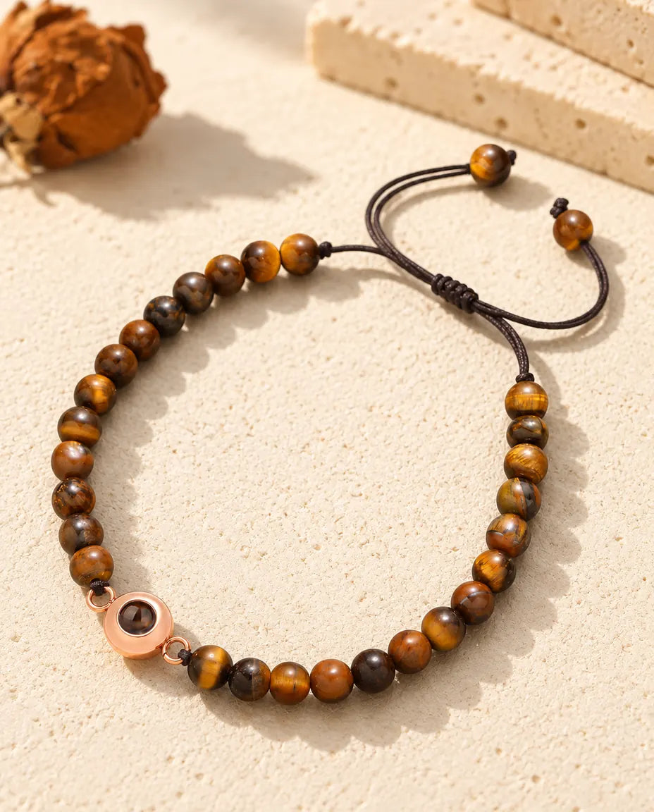 Armband aus Tigerauge-Perlen mit roségoldfarbenem Ring-Charm und Bild im Stein