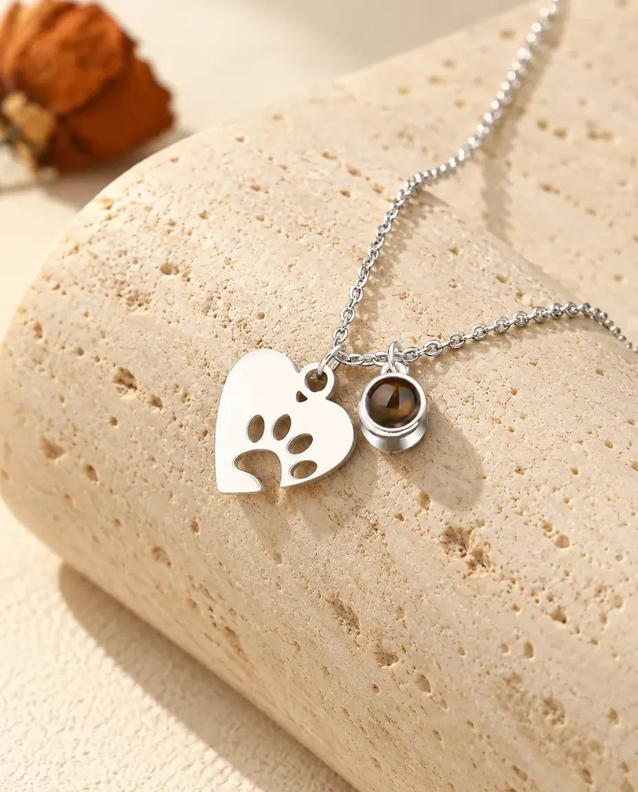Personalisierte Kette mit Bild im Stein, silberfarben, Herz mit Pfotenabdruck und kleinem Stein