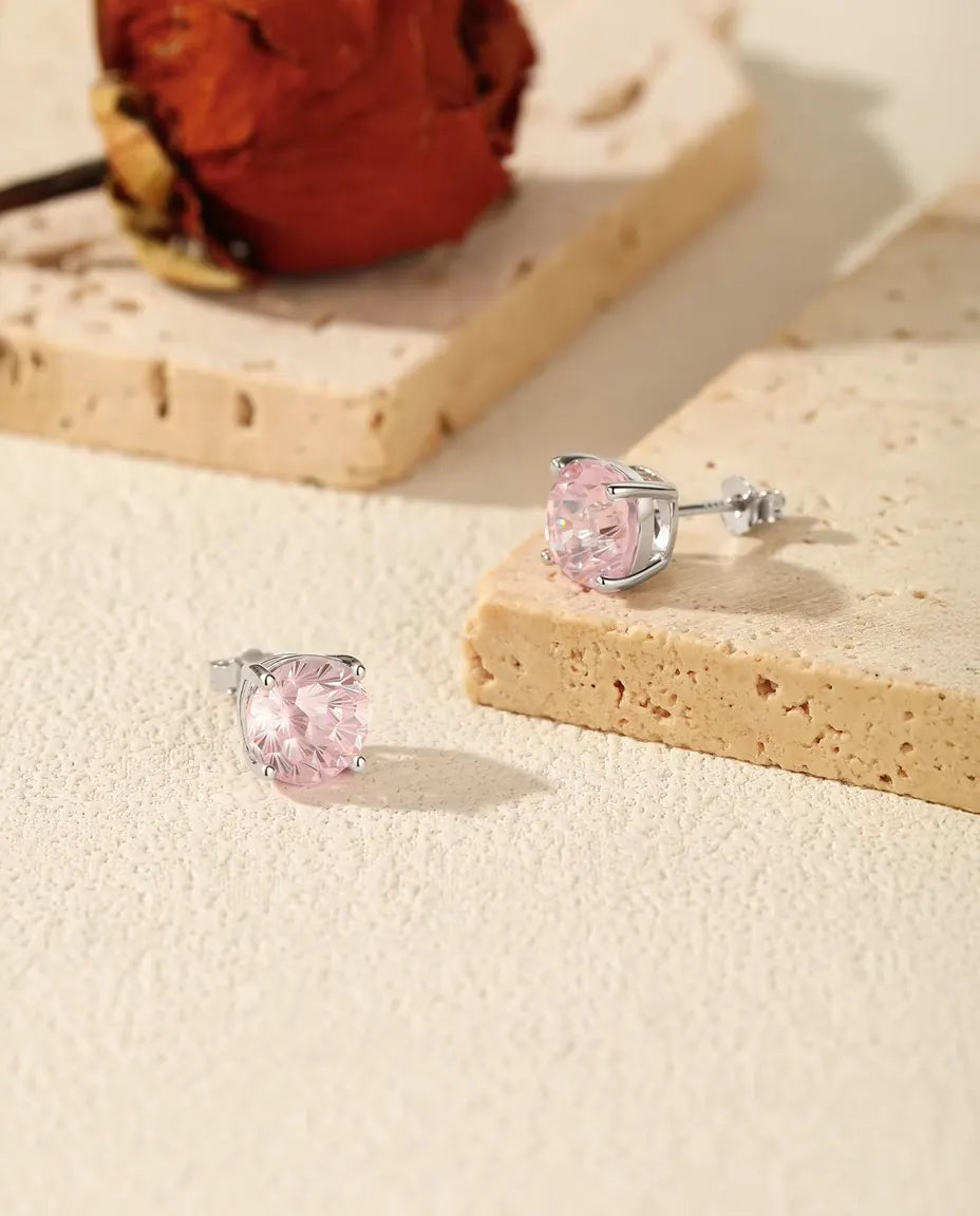 Rosa Zirkonia Ohrstecker aus 925 Sterlingsilber - das Paar auf hellem Stein