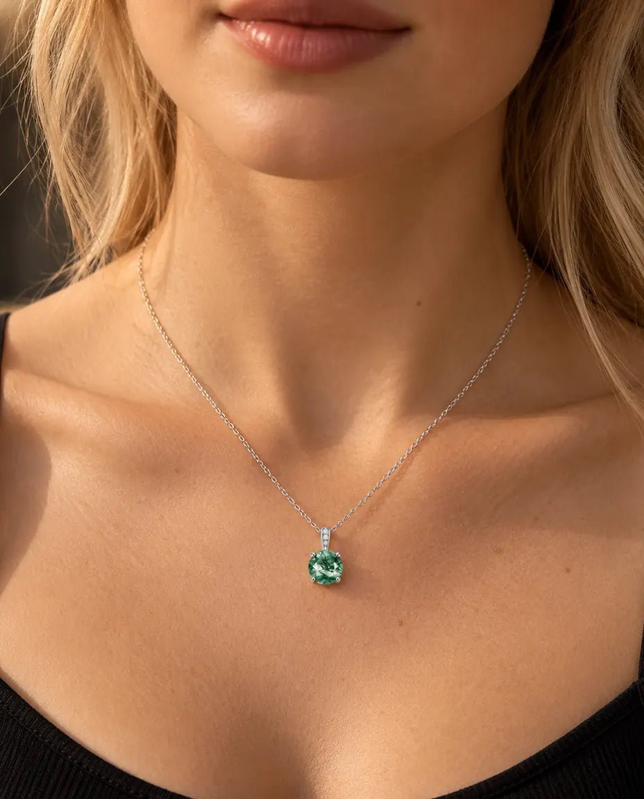 Runde Moosachat Solitär Kette aus 925 Sterlingsilber - am Model getragen, Nahaufnahme am Schlüsselbein