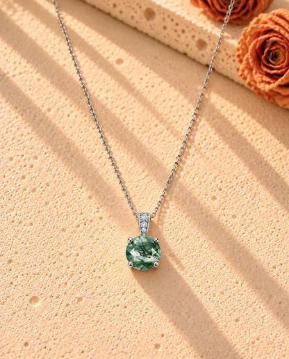 Runde Moosachat Solitär Kette aus 925 Sterlingsilber - die ganze Kette in einem langen V auf heller Strukturfläche