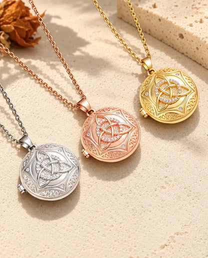 Medaillons mit keltischem Knoten in Silber, Roségold und Gold diagonal auf cremefarbenem Putz