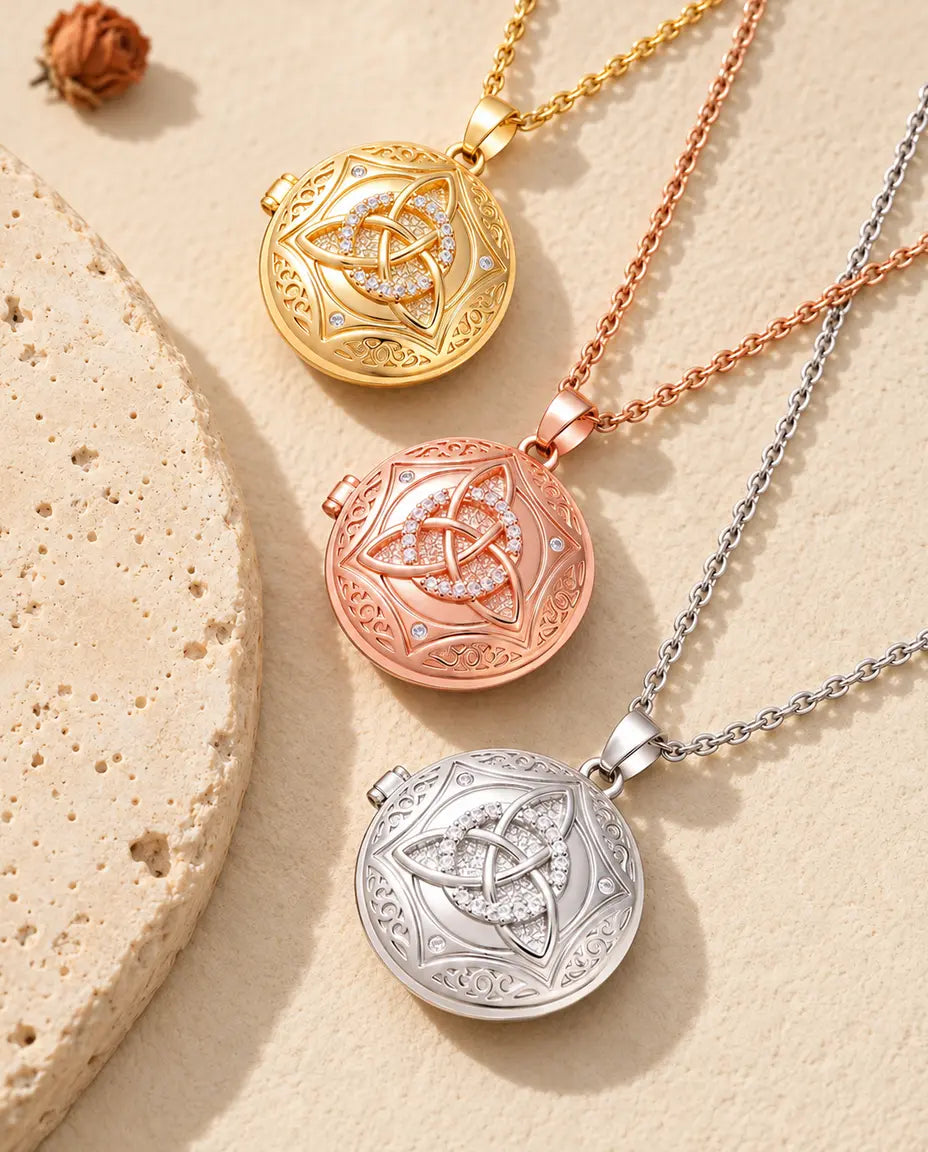 Goldfarbene, roségoldfarbene und silberfarbene Medaillons mit keltischem Knoten neben einer Travertinplatte