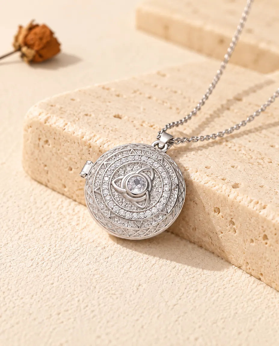 Personalisierte runde Foto-Medaillon-Kette mit Triquetra-Knoten in Silberfarben und Zirkonia an einem Travertinblock