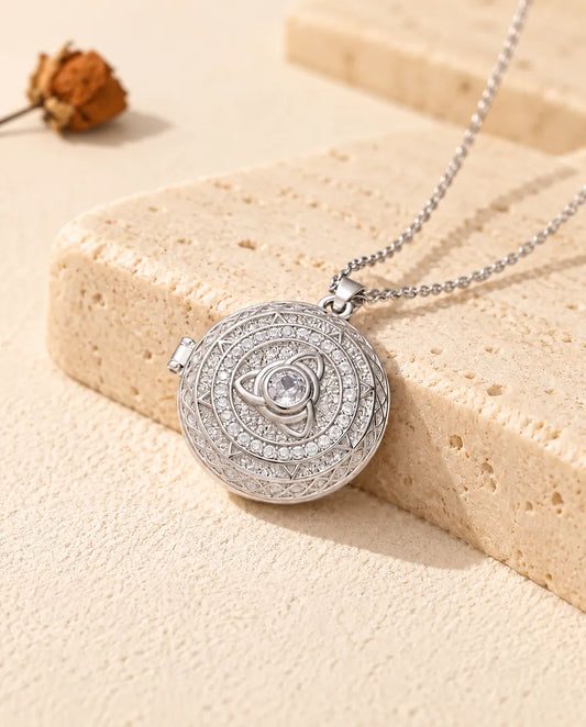 Personalisierte runde Foto-Medaillon-Kette mit Triquetra-Knoten in Silberfarben und Zirkonia an einem Travertinblock
