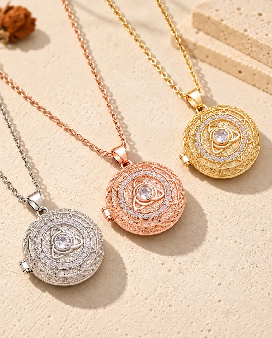 Triquetra-Foto-Medaillons in Silberfarben, Roségoldfarben und Goldfarben diagonal auf cremefarbenem Putz