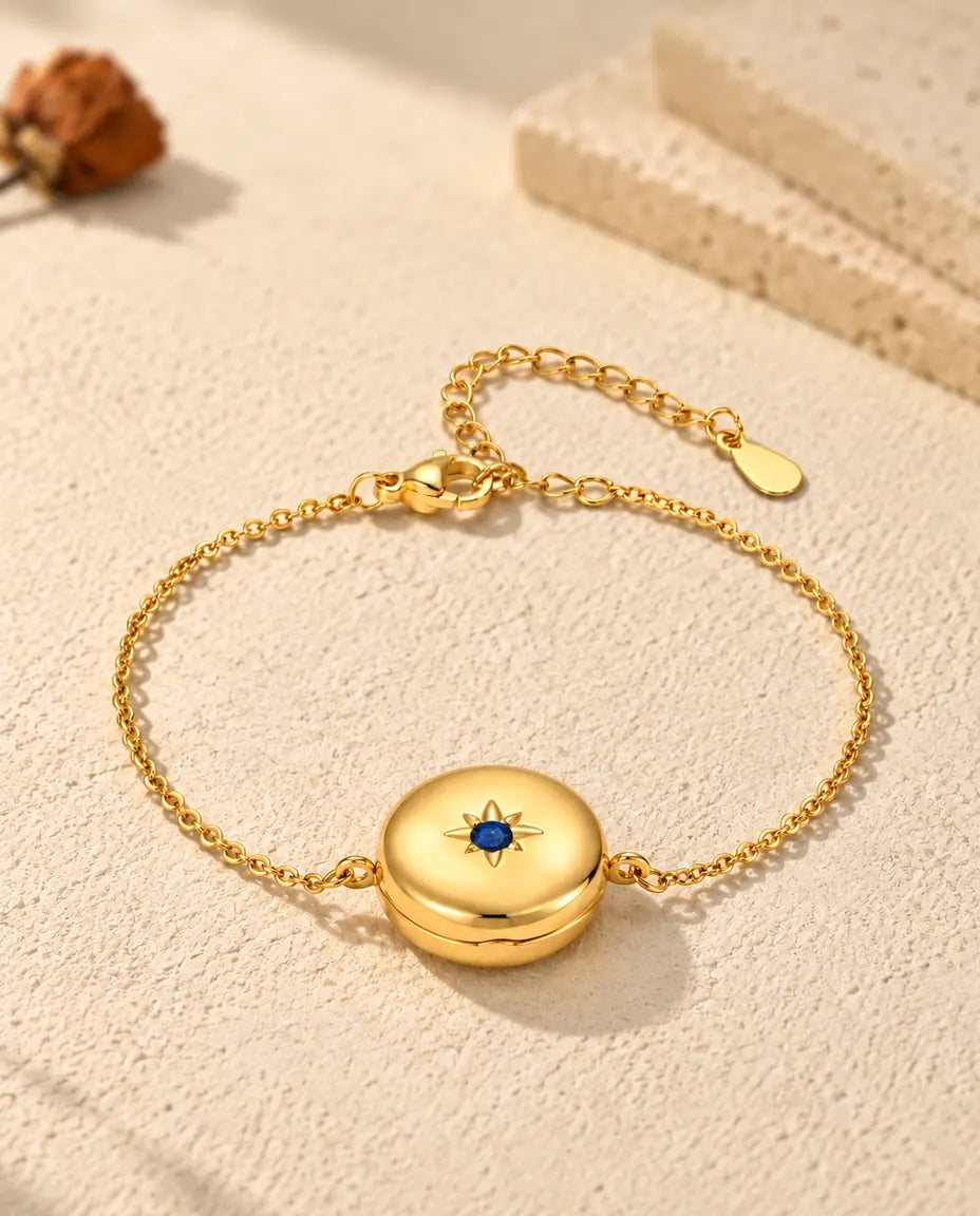 Personalisiertes goldfarbenes rundes Medaillon-Armband mit Geburtsstein im Stern auf der Vorderseite