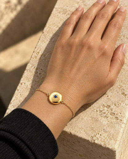 Nahansicht des runden Medaillon-Armbands am Handgelenk