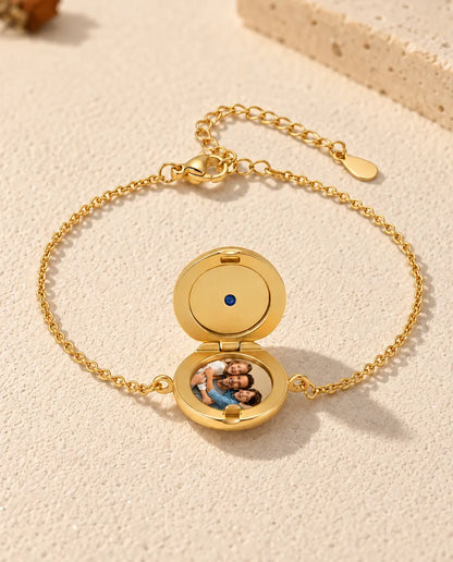 Rundes Medaillon-Armband geöffnet, ein Foto im Unterteil und schlichter goldfarbener Deckel